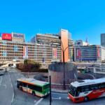 【画像】「闇ライドシェアアプリ」まである始末！　東京都心の駅前で堂々と客を乗せるインバウンド向けの違法白バス 〜 画像6