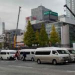【画像】「闇ライドシェアアプリ」まである始末！　東京都心の駅前で堂々と客を乗せるインバウンド向けの違法白バス 〜 画像1
