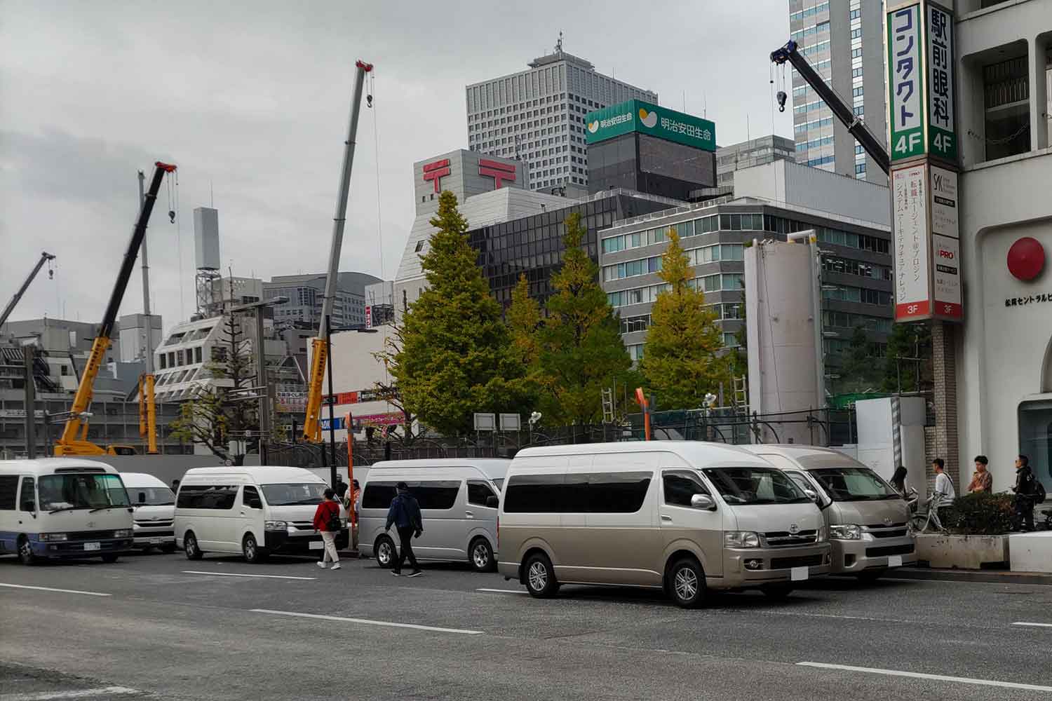 筆者が新宿駅西口ロータリーで見かけた複数台のトヨタ・ハイエース・コミューター