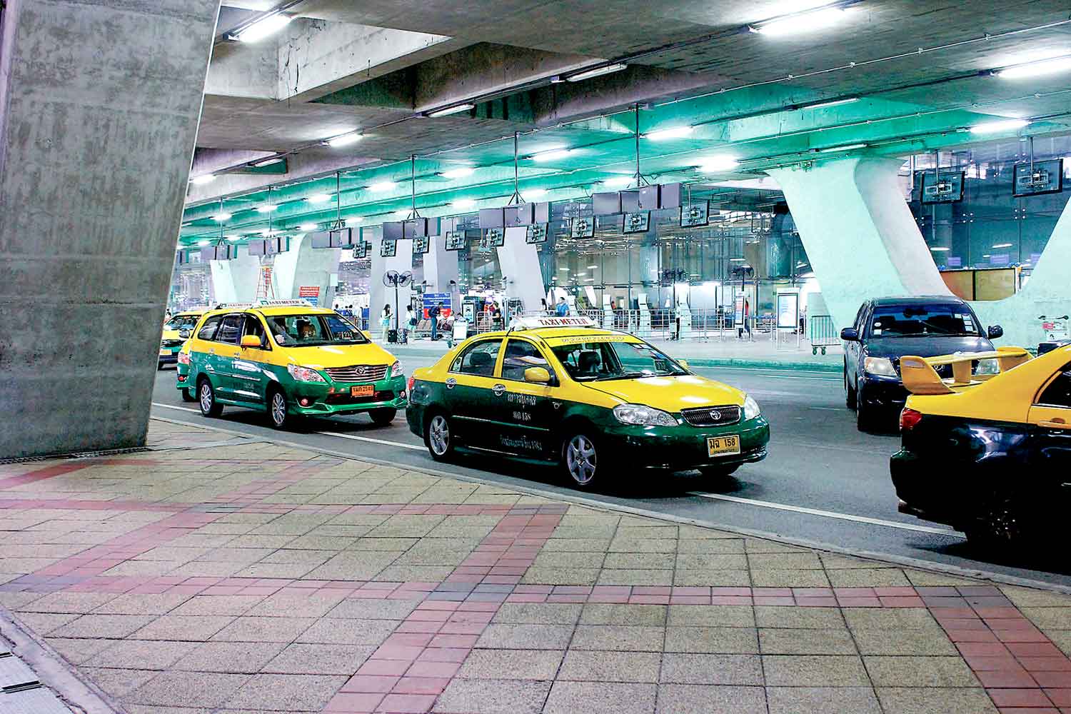 タイの空港のタクシーロータリー