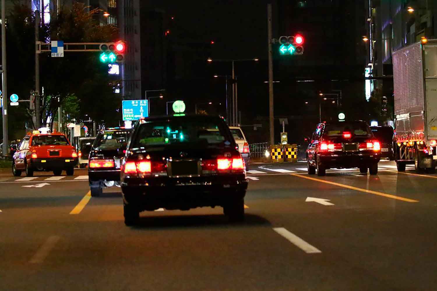 夜間に走行している日本のタクシー 〜 画像5