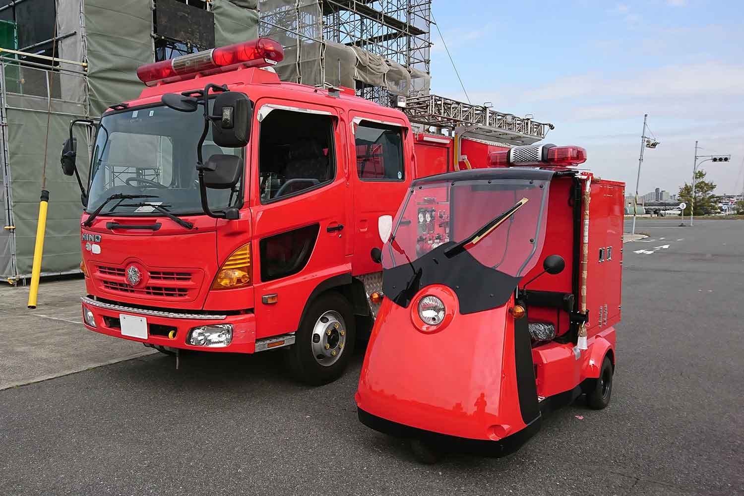 普通の消防車と「Like-T3」が並んだ写真 〜 画像3