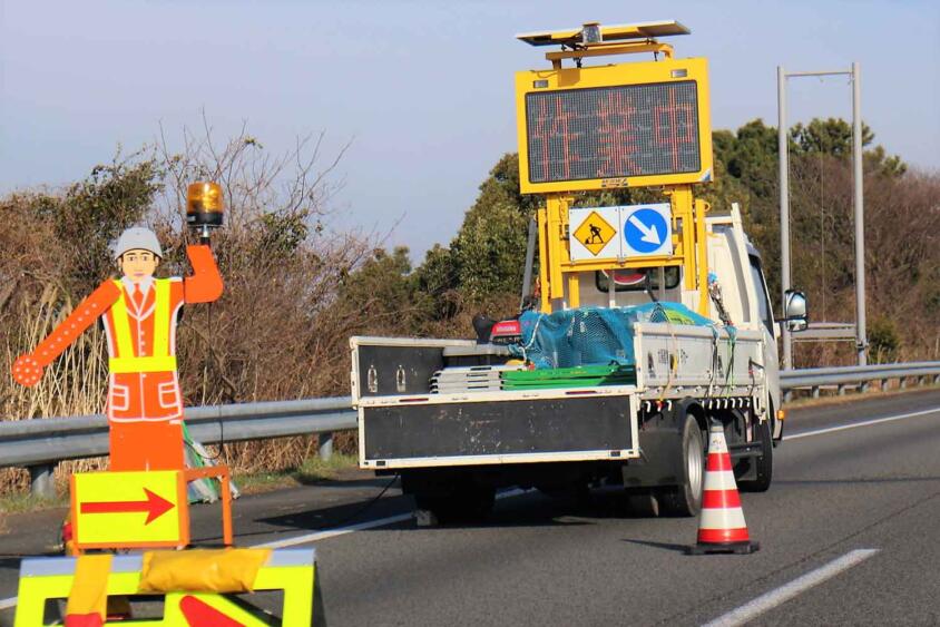 ただの風船人形に見えるけど60万円！　動くマネキンは80万円！　道路工事の癒し系キャラ「旗振りアイテム」の値段を調べてみた