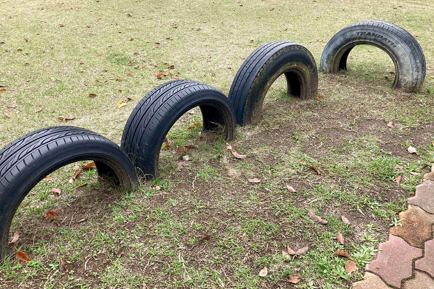 公園の廃タイヤのイメージ写真