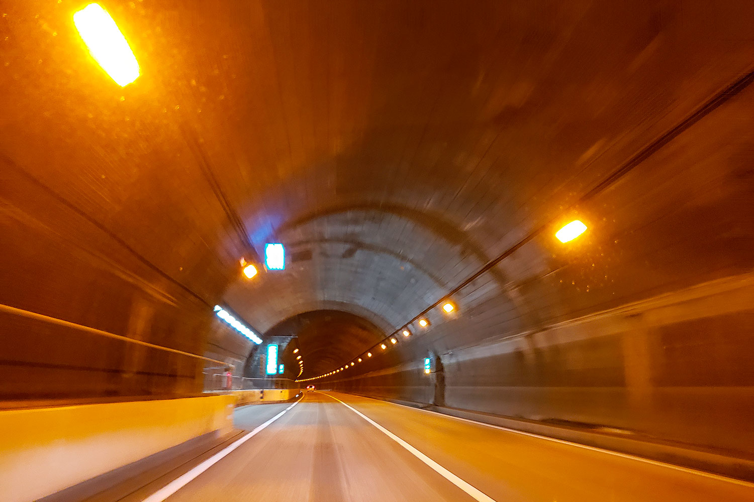 トンネルのオレンジ色の灯りはどうして減った？