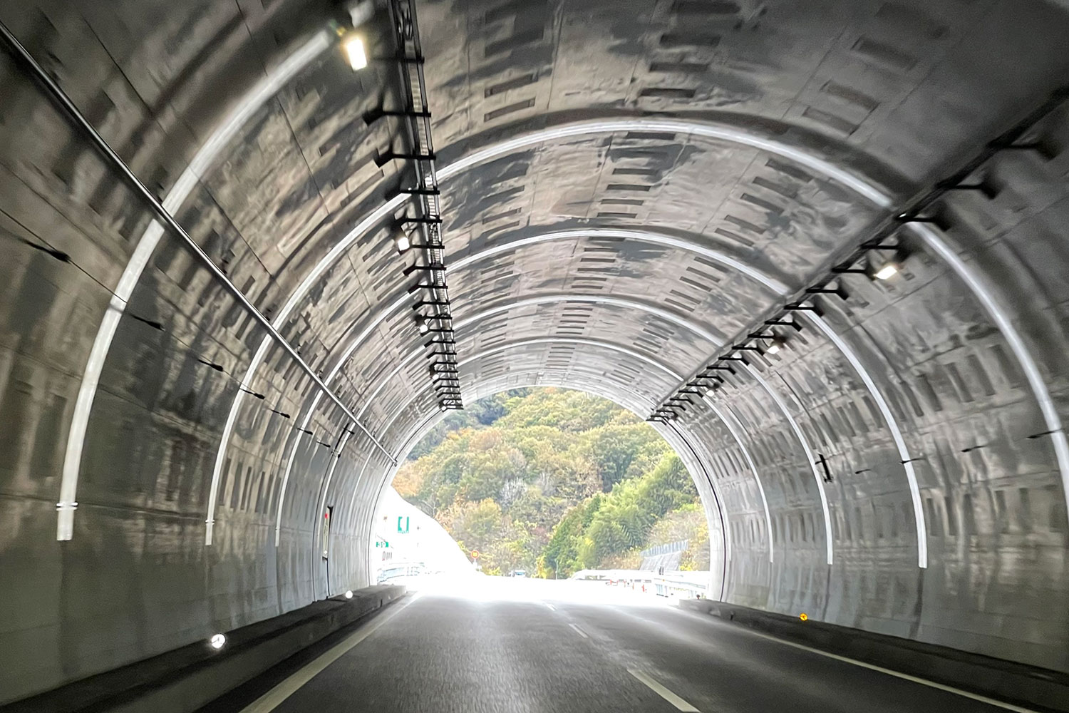 白いLEDライトを使用しているトンネル