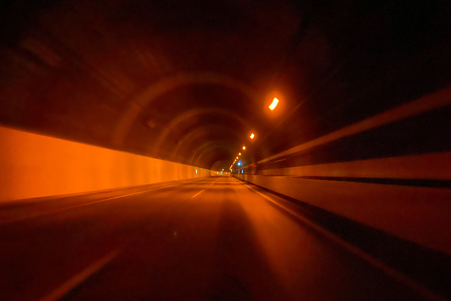 オレンジの照明のトンネル
