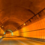 【画像】そういえば昔のトンネルって「オレンジ色の光」じゃなかった？　いつしか「白」に変わった理由と今でも「オレンジ」が採用されている場所とは 〜 画像3