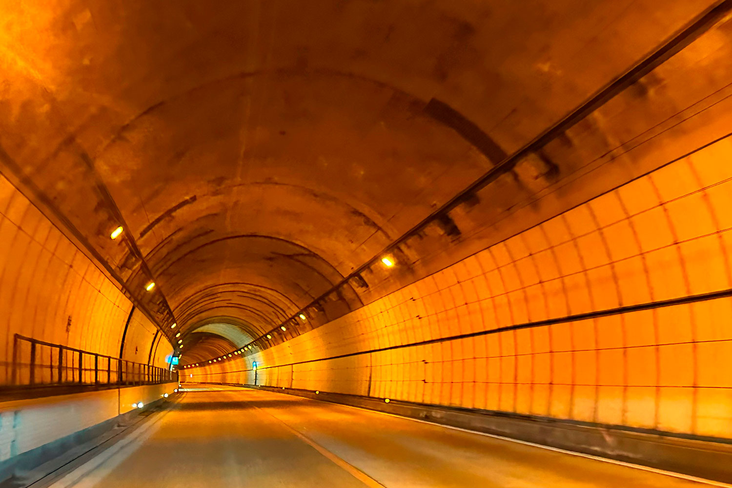 トンネル内のオレンジ色の照明