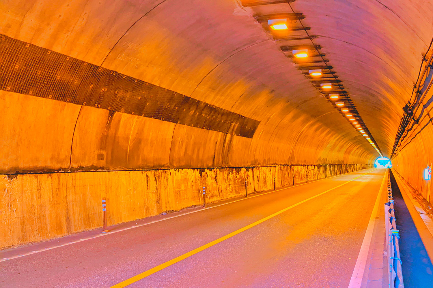トンネル内のオレンジ照明