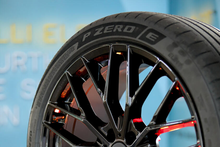 最近「Ｅ」とか「電池」みたいなマークが付いてるタイヤが増えてきた！　EV専用タイヤって普通のタイヤと何が違う？