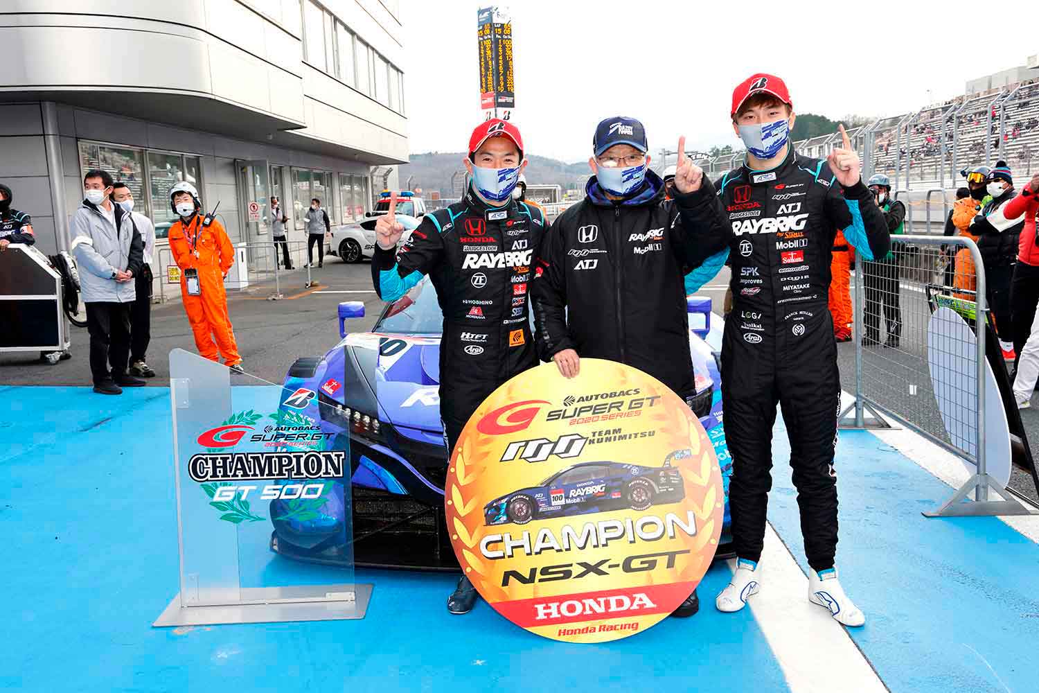 スーパーGTの2020年シーズンにチャンピオンを獲得したRAYBRIG NSX-GTとドライバーと監督