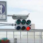 矢印型信号機の「←↑→」同時全点灯って「青」信号と何が違う？　じつは交通事故を減らすために効果的な策だった