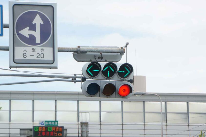 矢印型信号機の「←↑→」同時全点灯って「青」信号と何が違う？　じつは交通事故を減らすために効果的な策だった