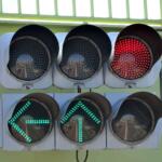 【画像】矢印型信号機の「←↑→」同時全点灯って「青」信号と何が違う？　じつは交通事故を減らすために効果的な策だった 〜 画像4