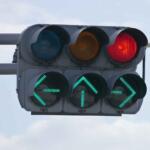 【画像】矢印型信号機の「←↑→」同時全点灯って「青」信号と何が違う？　じつは交通事故を減らすために効果的な策だった 〜 画像5