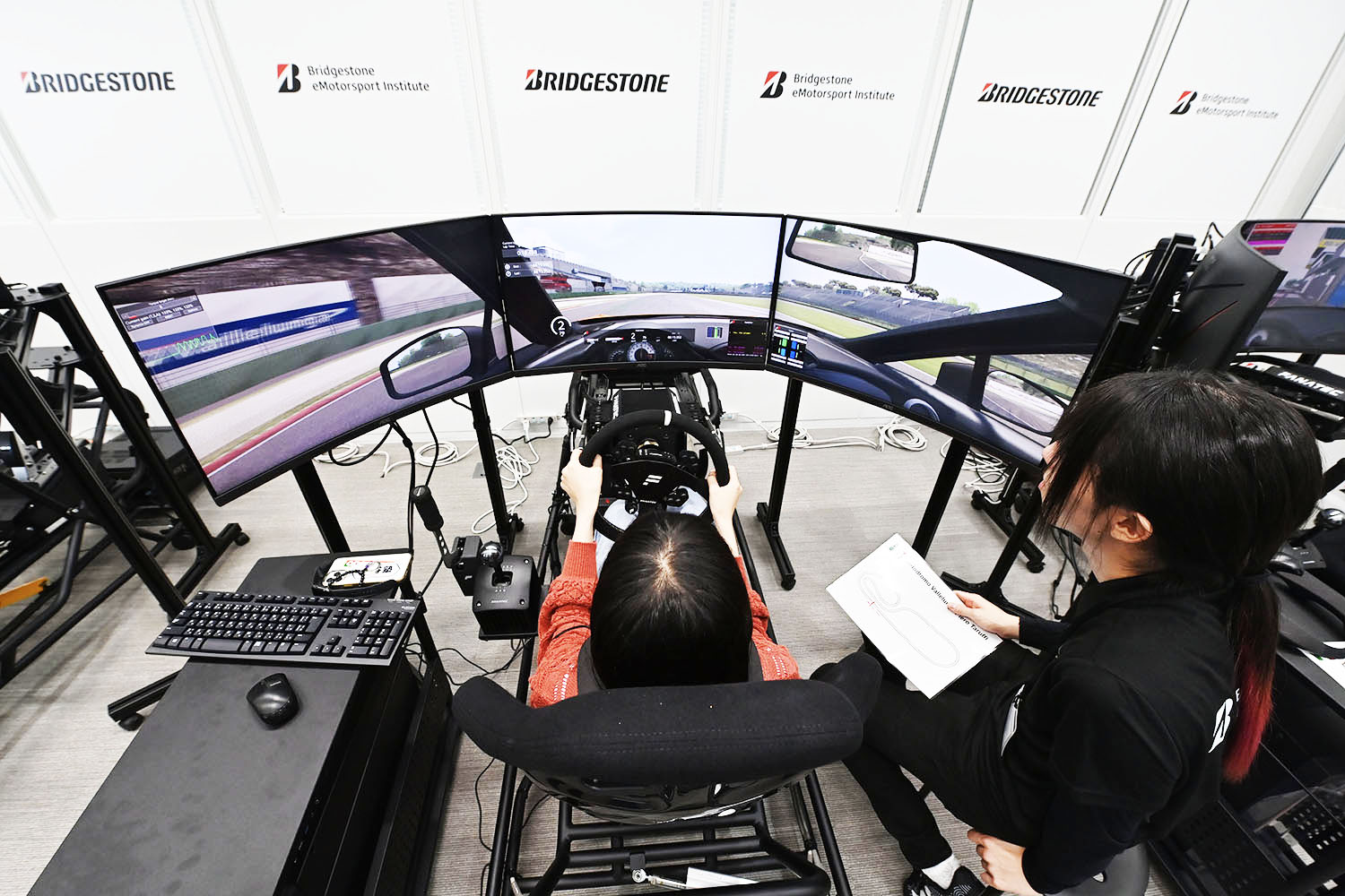超本格的ドライビングシミュレーターを使った「Bridgestone eMotorsport Institute」