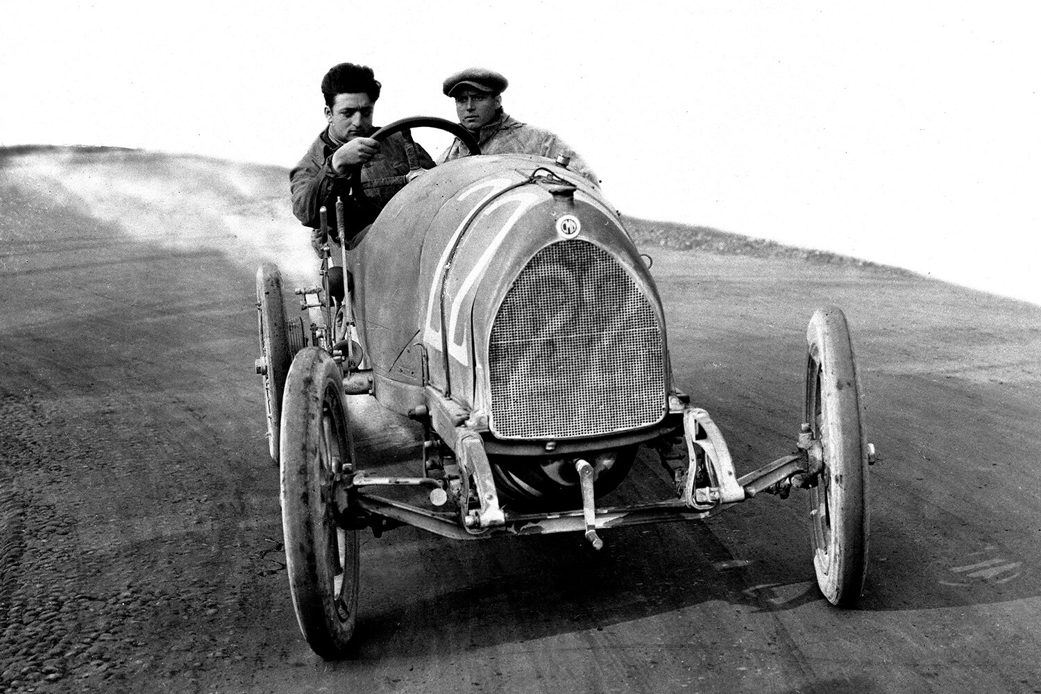 レースカーをドライブするエンツォ・フェラーリ