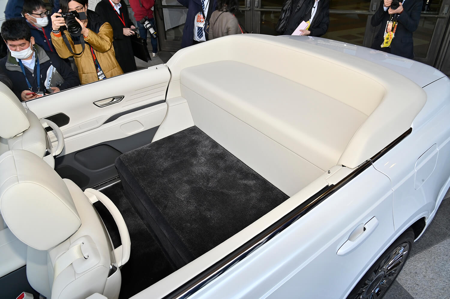 日本相撲協会100周年を記念したパレードカーの新型センチュリー初公開