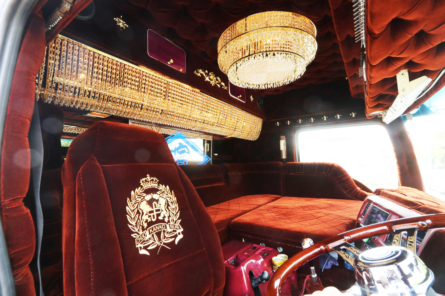 昭和の豪華なサロンバスがルーツになっているデコトラの内装がスゴすぎ