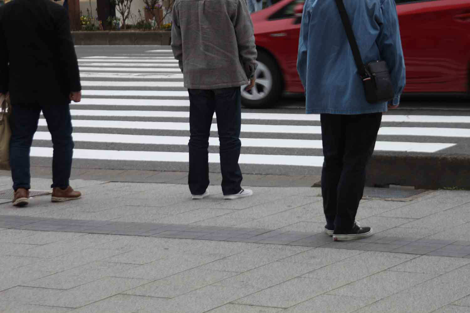 横断歩道で待つ歩行者のイメージ