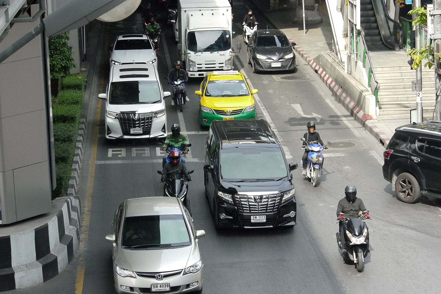 タイ・バンコク市内を走るトヨタ・アルファード