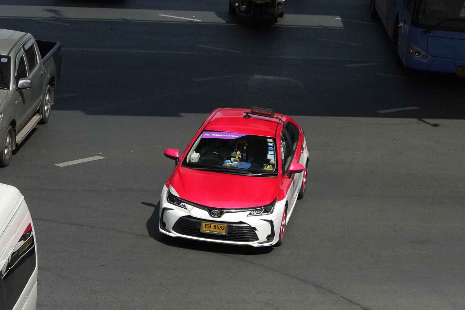 バンコク市内を走行するトヨタ・カローラアルティスのタクシー