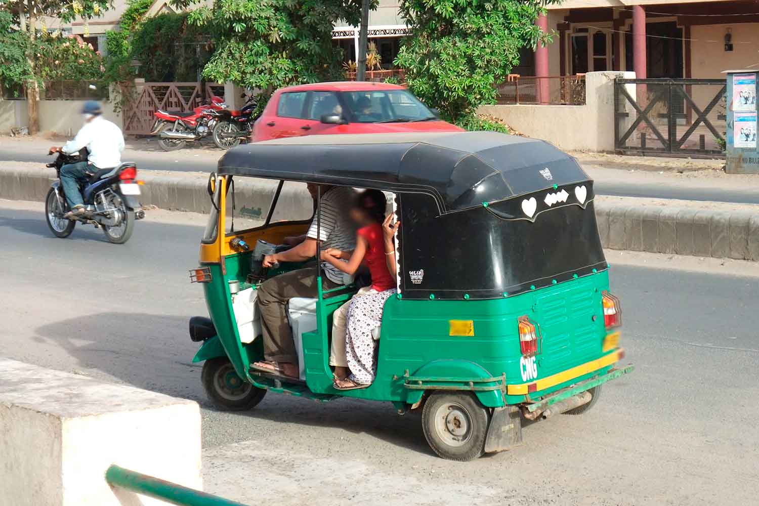 インドの三輪タクシーの走行写真