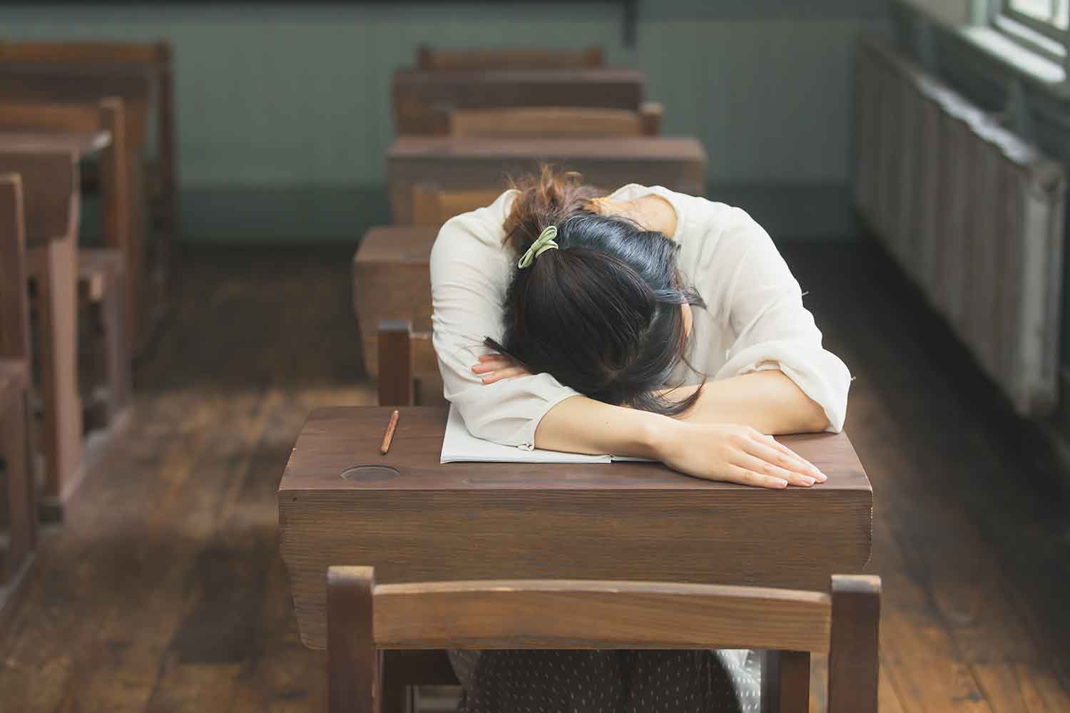 居眠りする教習生のイメージ