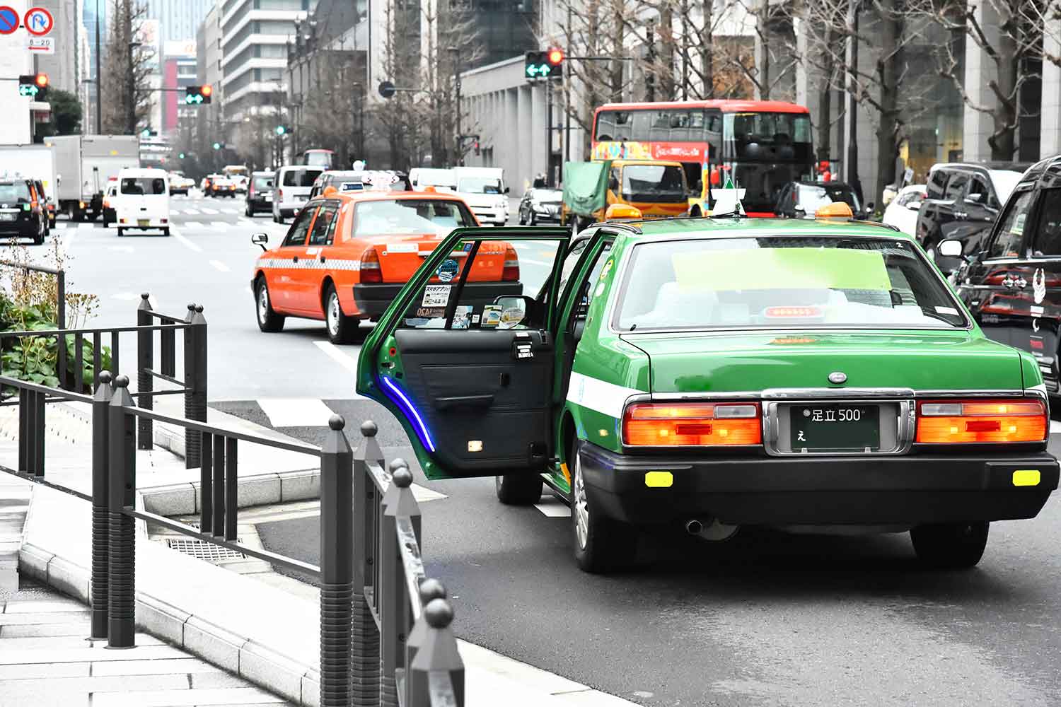 降車途中のタクシー