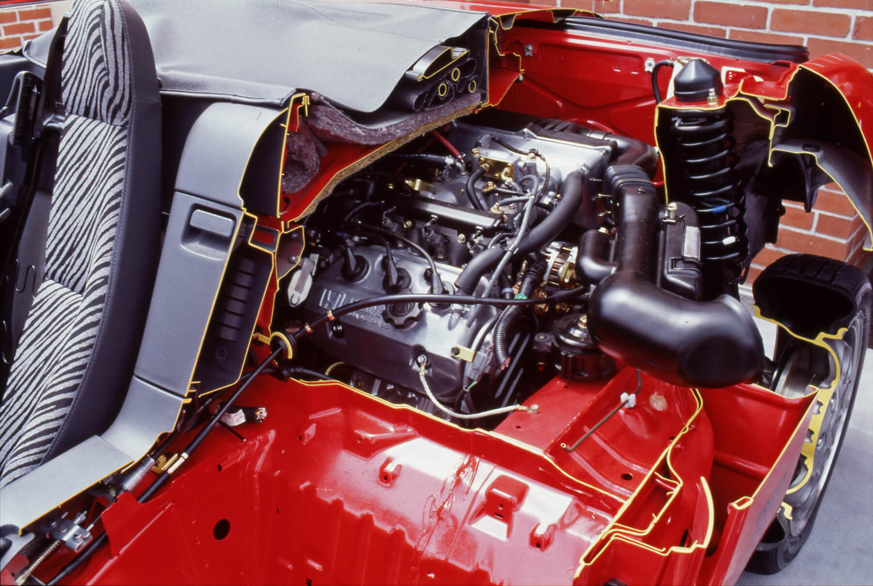 ホンダ・ビートのエンジンが見えているカットモデル