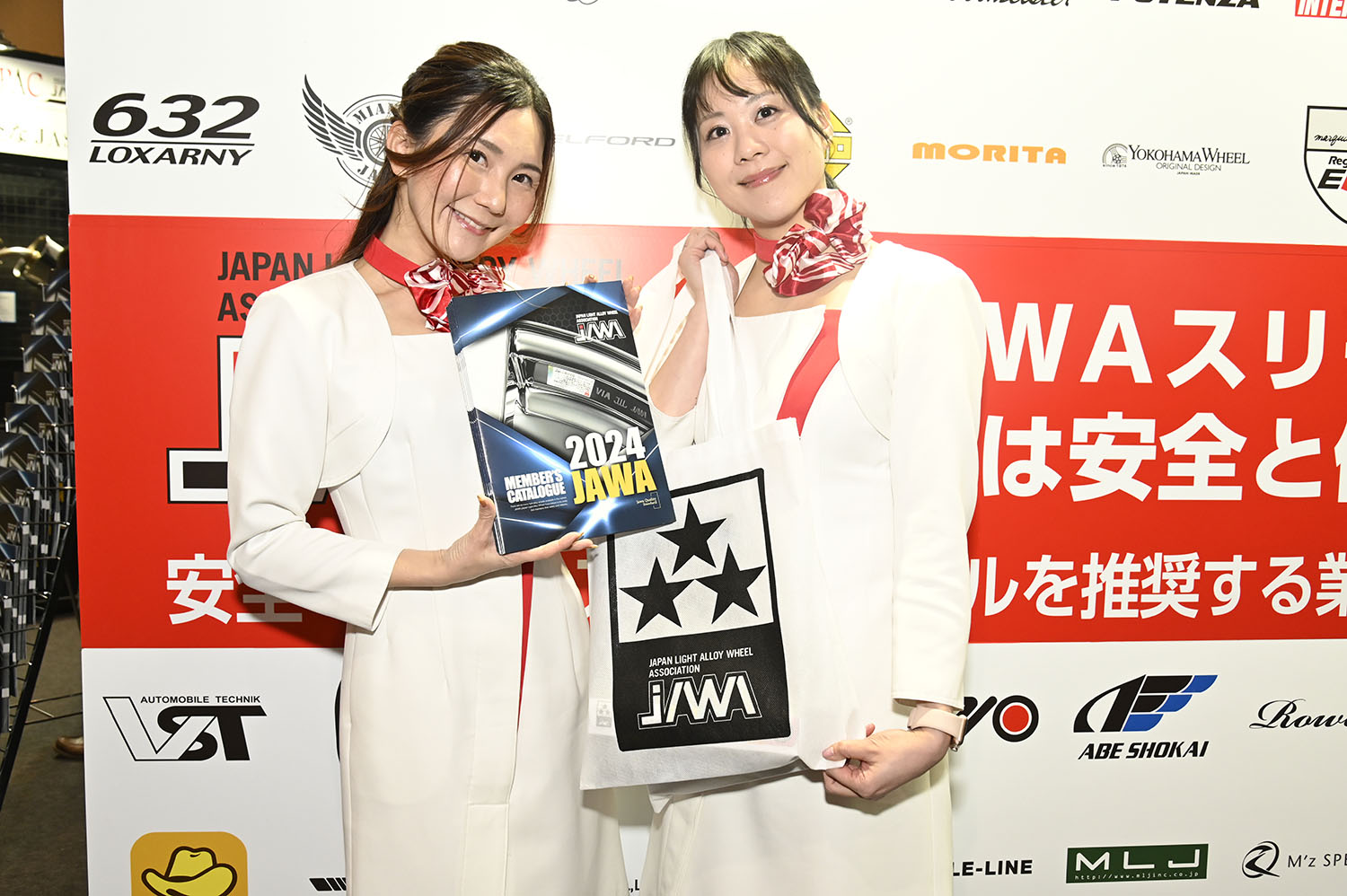 JAWAブースの綾瀬奈々さん（左）・芳井海砂さん（右）