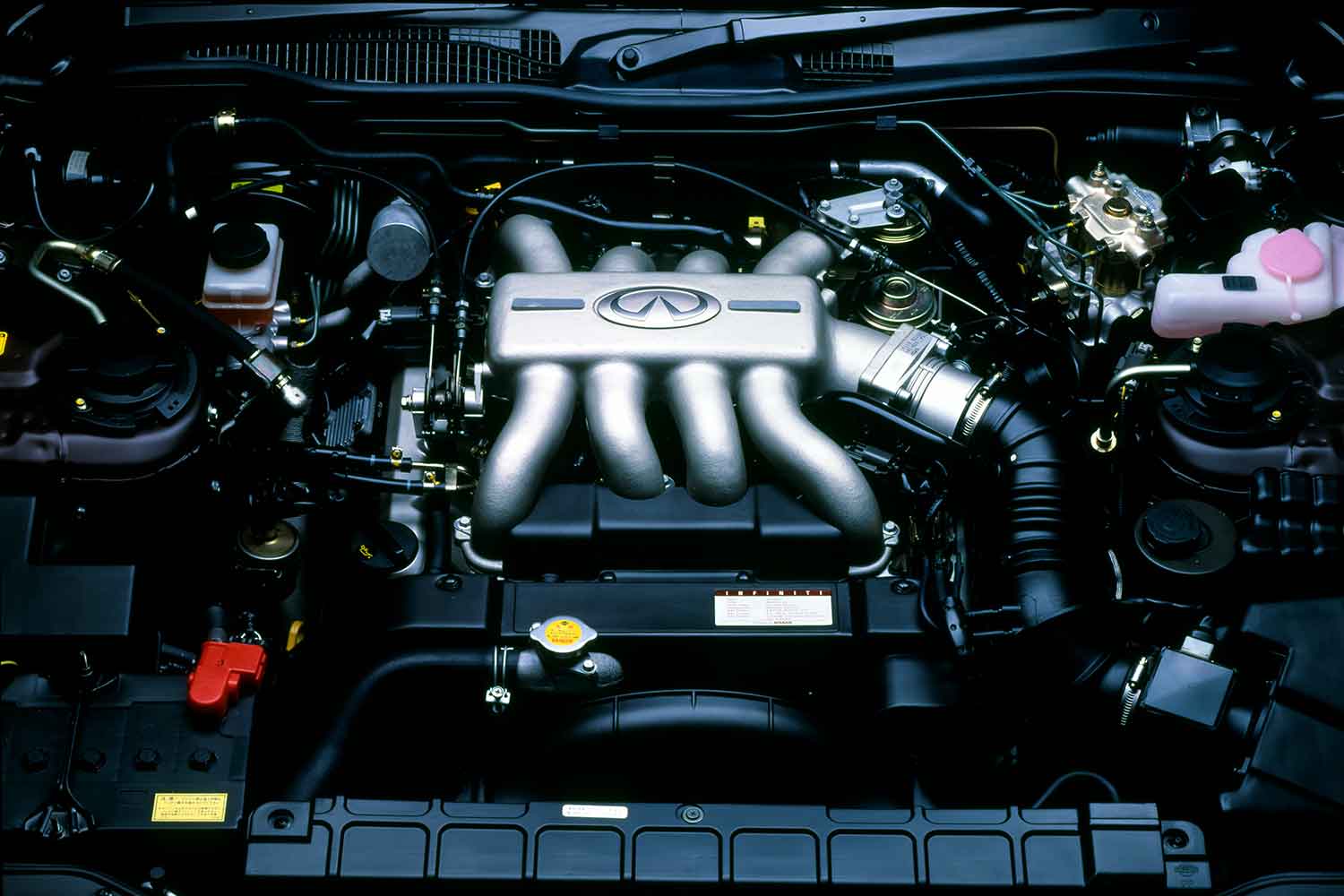 日産インフィニティQ45のエンジンルーム
