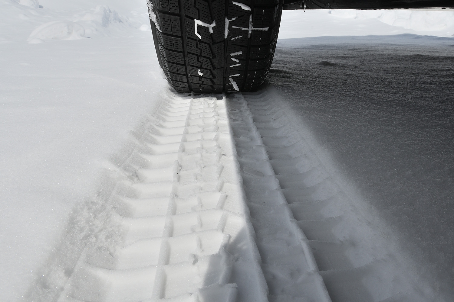 雪上に残されたスタッドレスタイヤのトレッドパターン