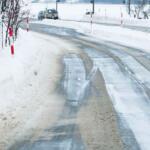 【画像】降雪地域の道路脇にある「箱」！　中身の「砂利」と「白い粒」の正体と使い方とは？ 〜 画像3