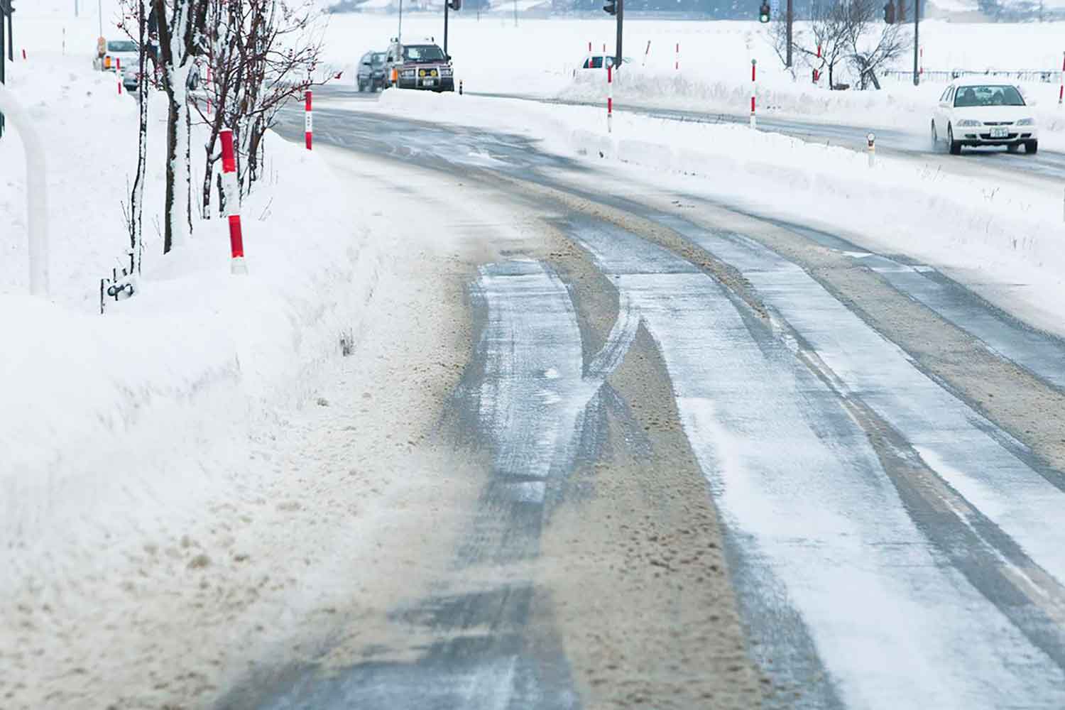 雪道の融雪剤を撒いた後の道路