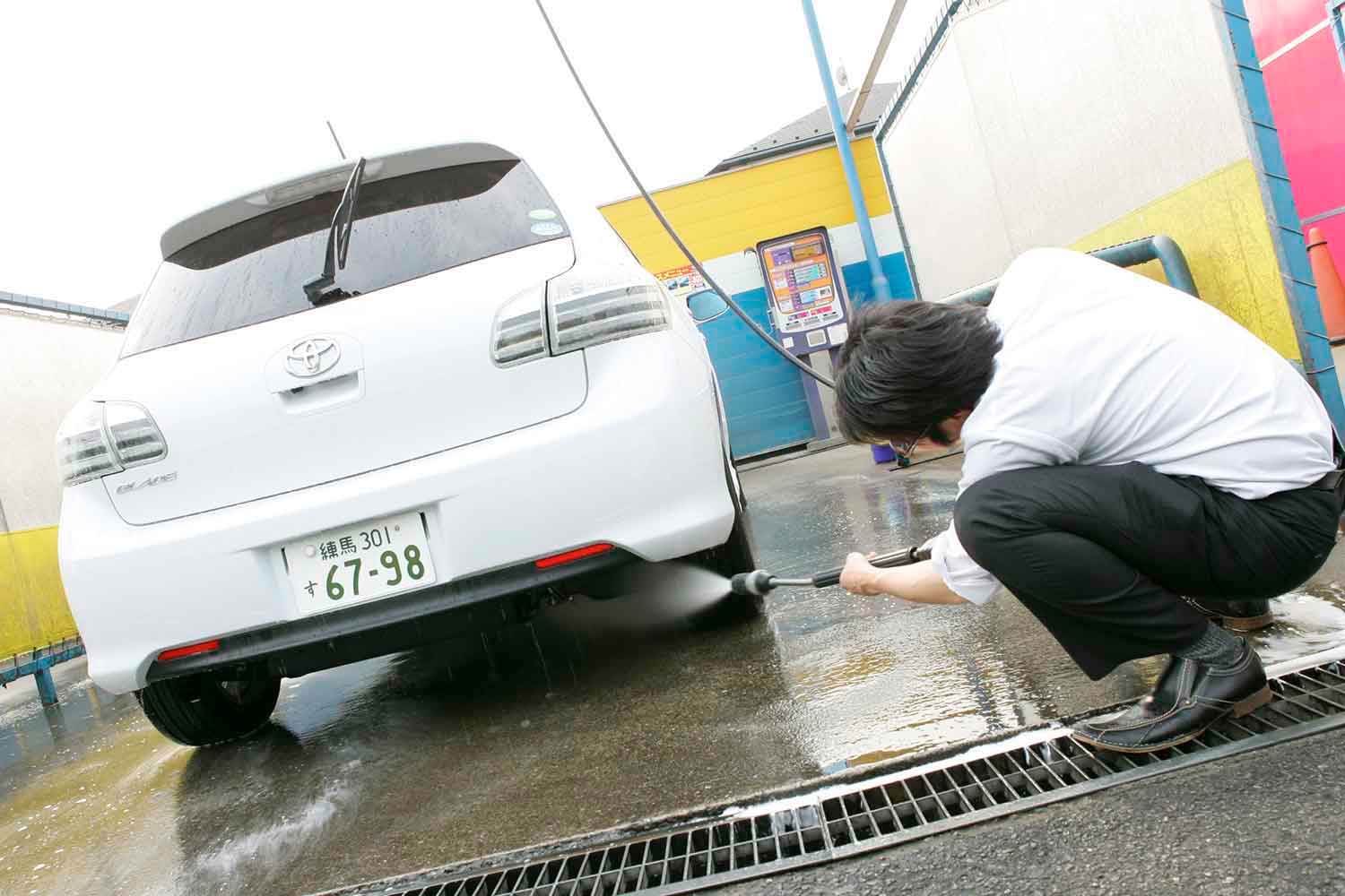クルマの下まわりを洗車している様子 〜 画像4
