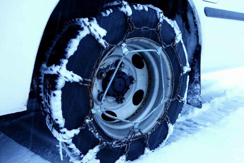 大雪のなかでスタックしないための正しいスノーチェーンの使い方 