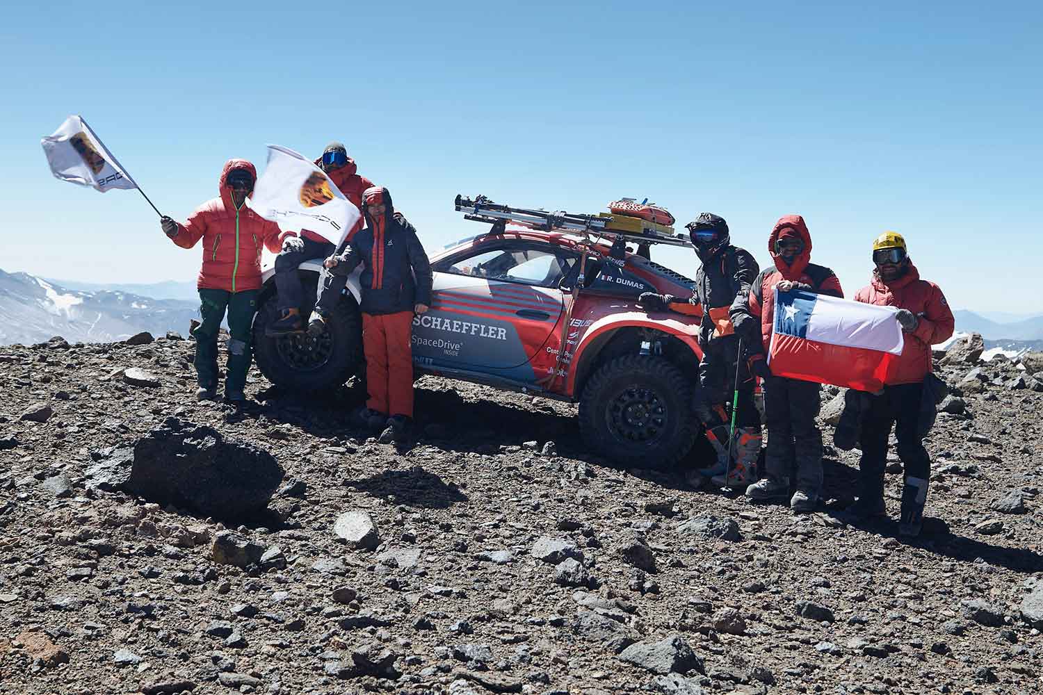 南米チリのオホス・デル・サラード火山を登るポルシェ911のカスタムマシンのサイドビュー 〜 画像1