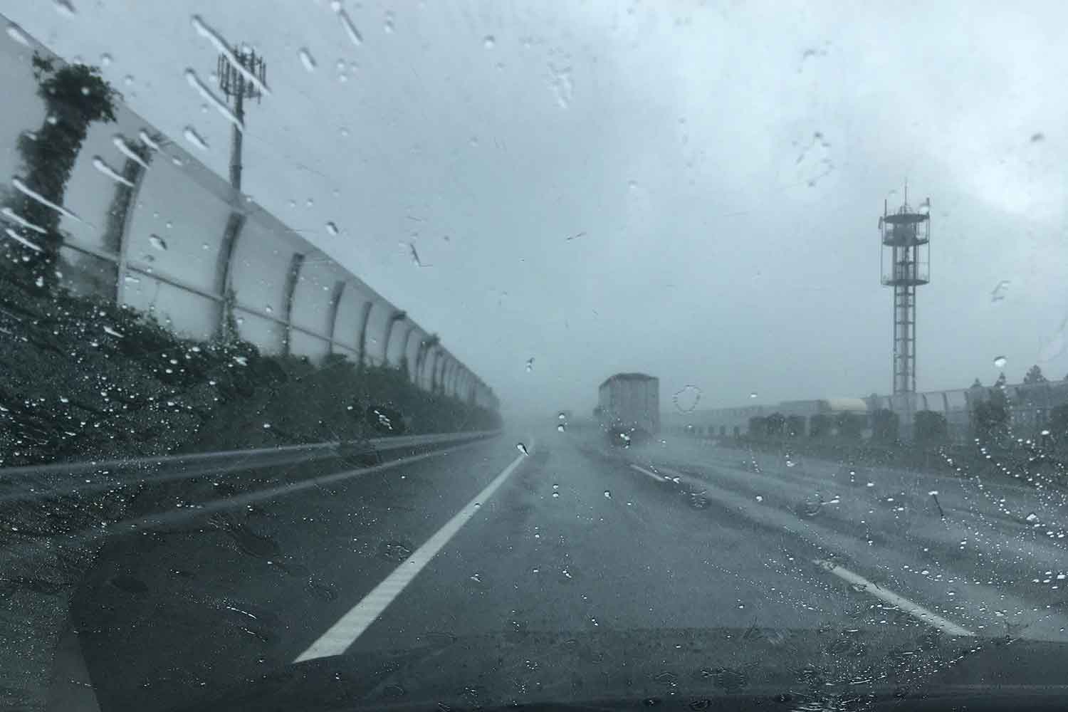 雨天時の高速道路の様子01 〜 画像1