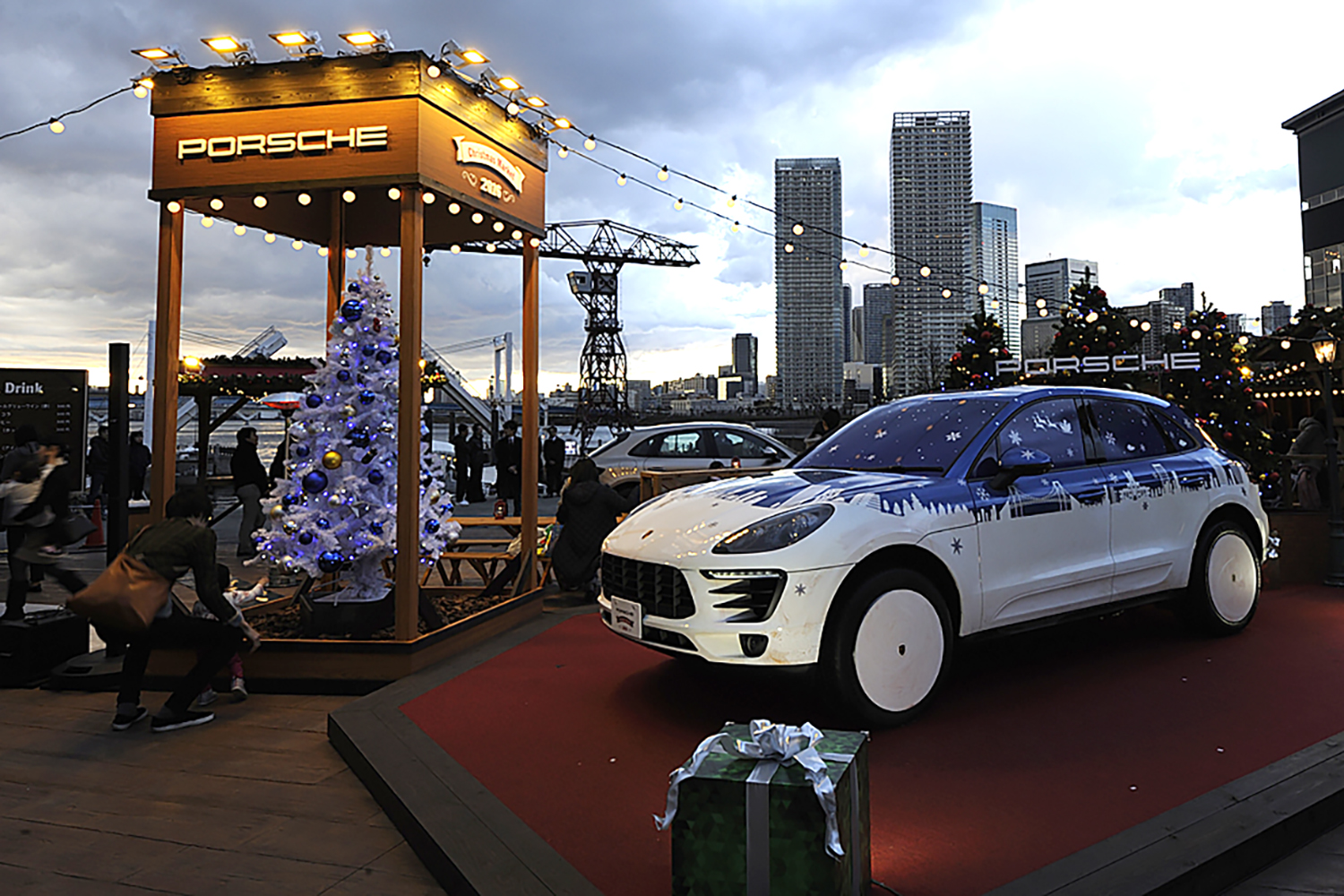 アメリカではクルマをクリスマスプレゼントにすることも珍しくないから12月に新車が売れる