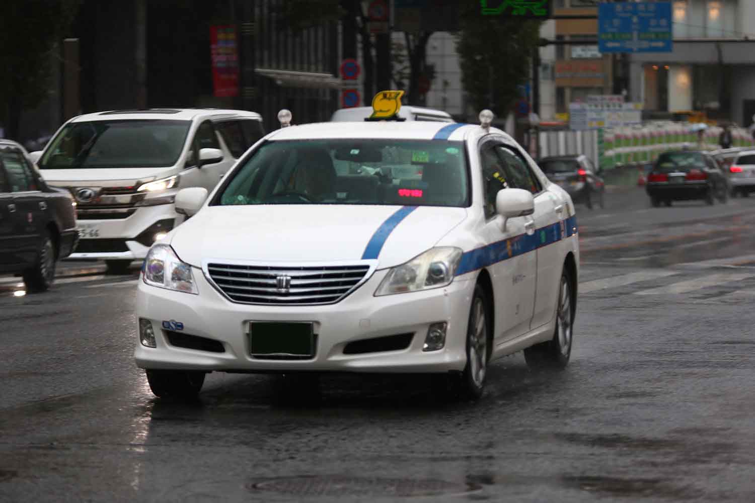 雨の日に運行する個人タクシー