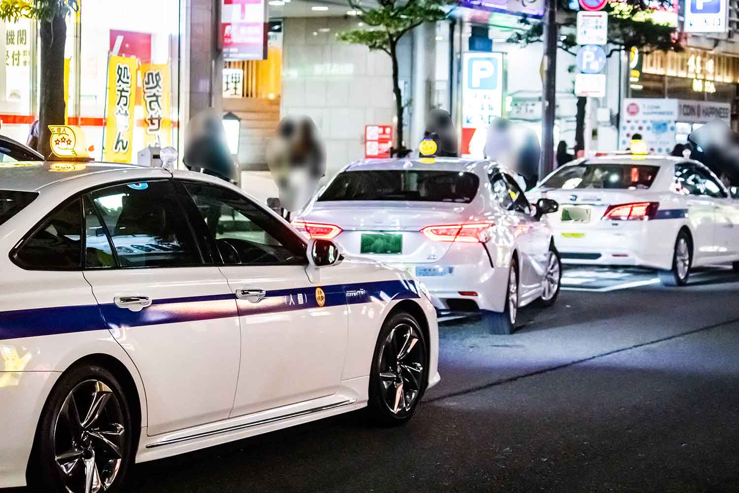 夜の繁華街の複数台の個人タクシー 〜 画像6