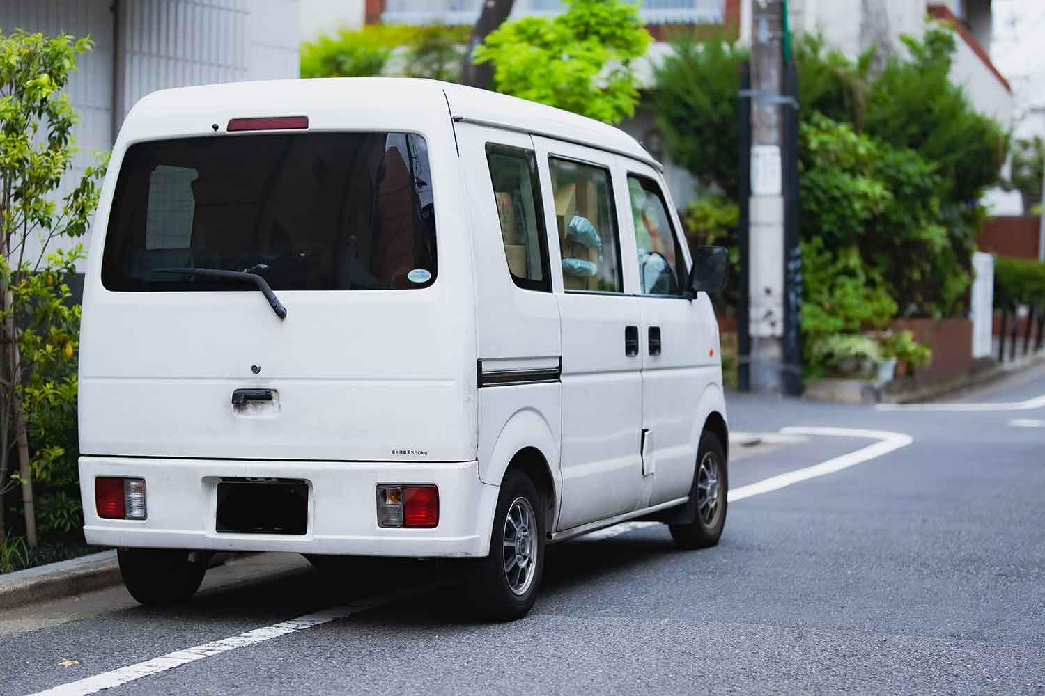 宅配の軽トラが路上駐車しているイメージ 〜 画像3