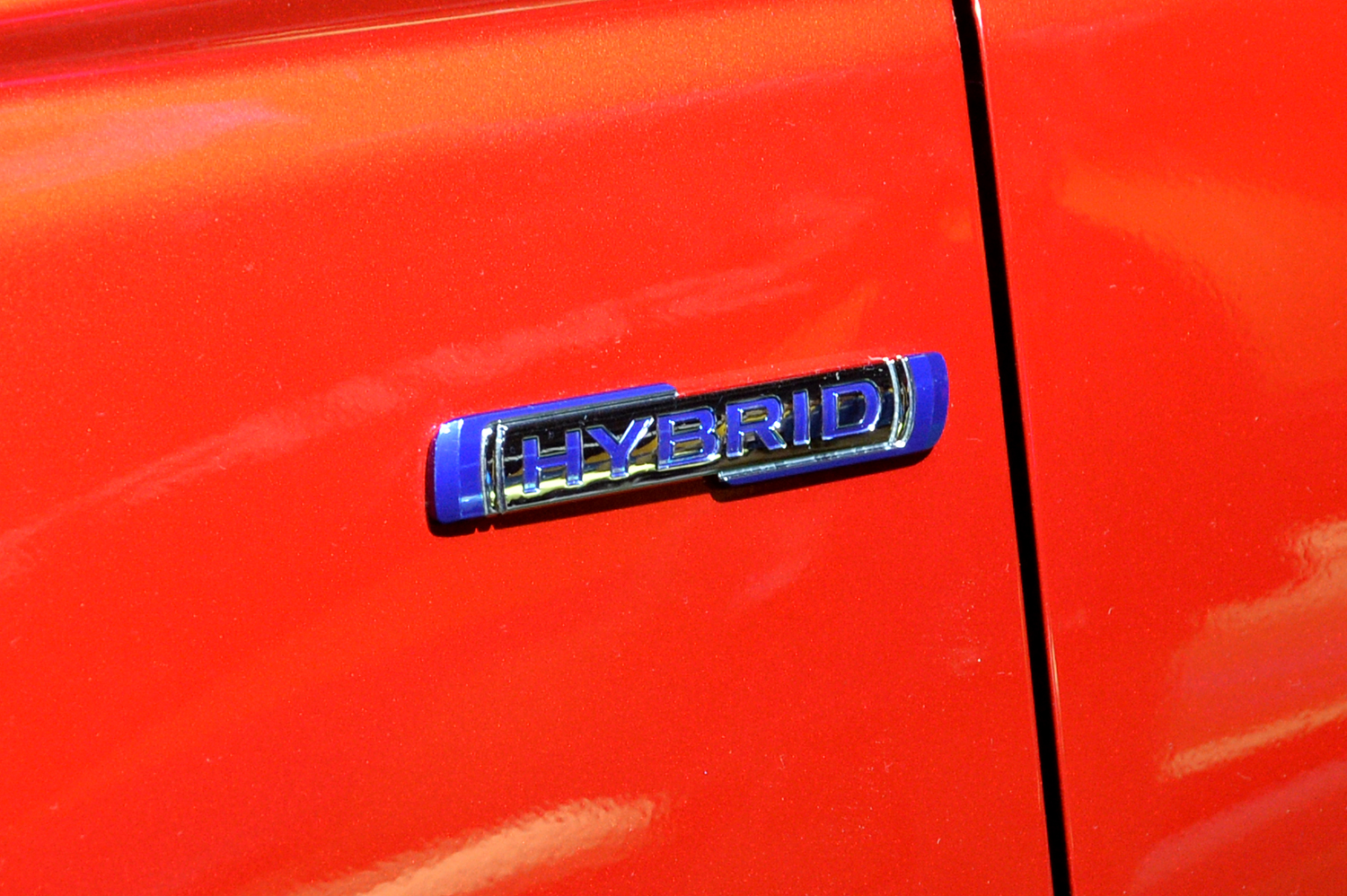 「スイフトスポーツHIBRID MX 5MT 2WD」のエンブレム