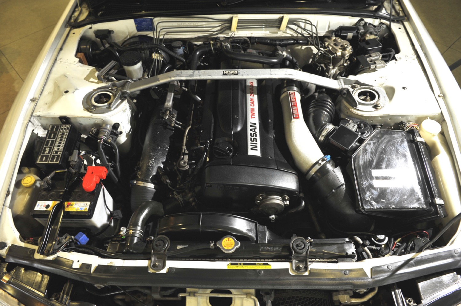 日産スカイラインGT-R（R32）のエンジンルーム 〜 画像12