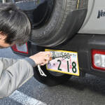 【画像】これぞナンバープレートの日本代表!?　登場したての「東京都の地方版図柄入りナンバープレート」を社用車「ジムニー」に着けてみた 〜 画像21