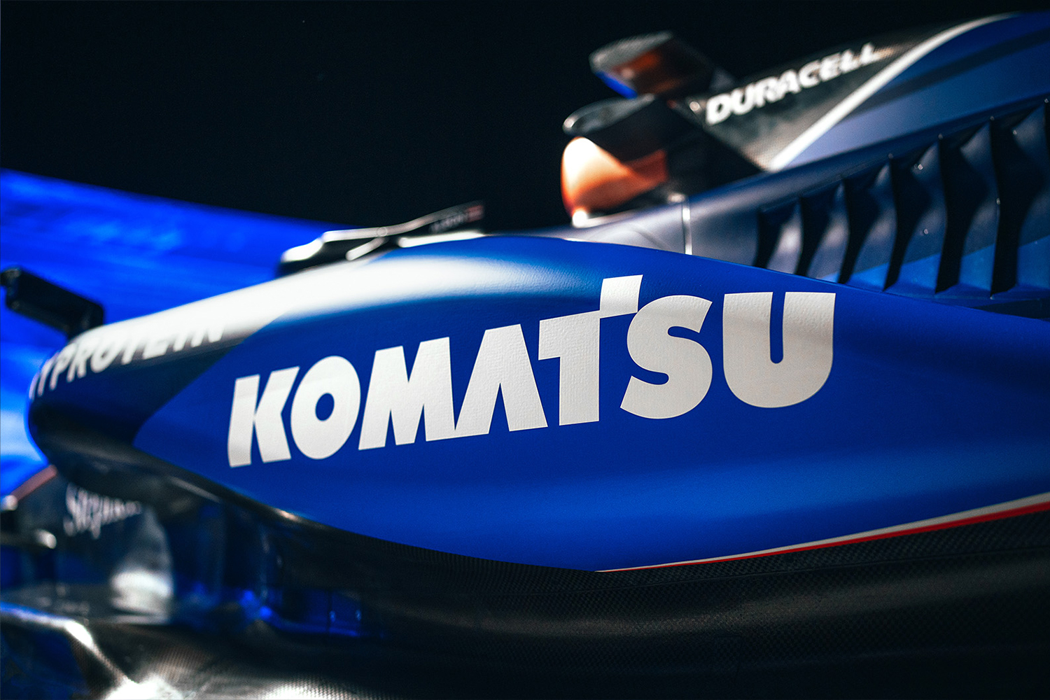 日本が誇る重機メーカー「コマツ」がF1にカムバック……って何か意外！　じつは過去にはパーツ供給なども行っていた!!
