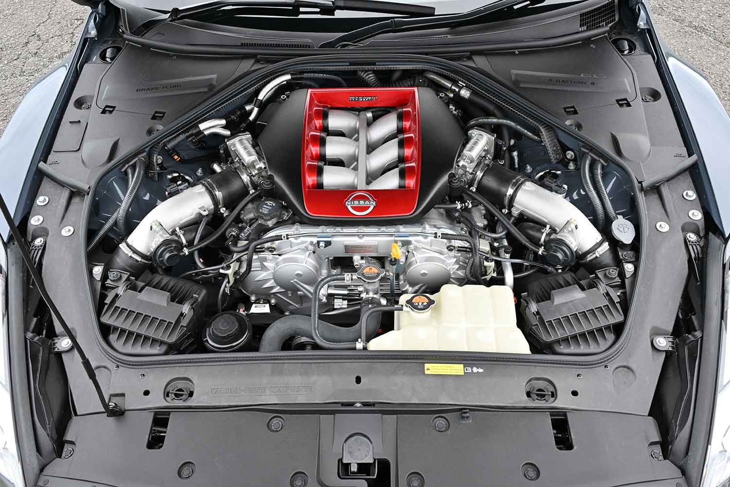 日産GT-Rニスモ（R35、2024年モデル）のエンジンルーム
