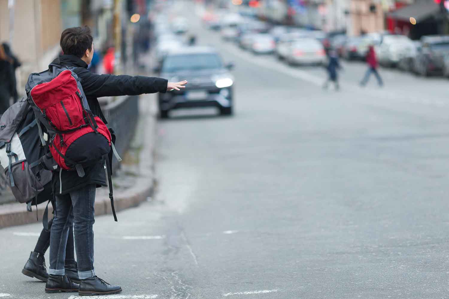 海外でタクシーを待つ女性のイメージ